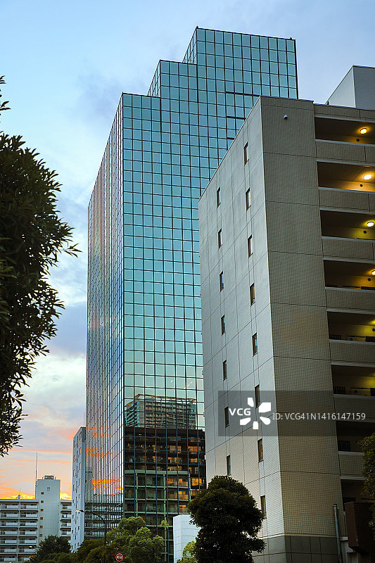 黄昏下的办公楼和住宅楼图片素材