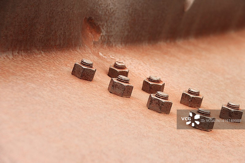 世贸中心遗址上的大型生锈螺母和螺栓图片素材