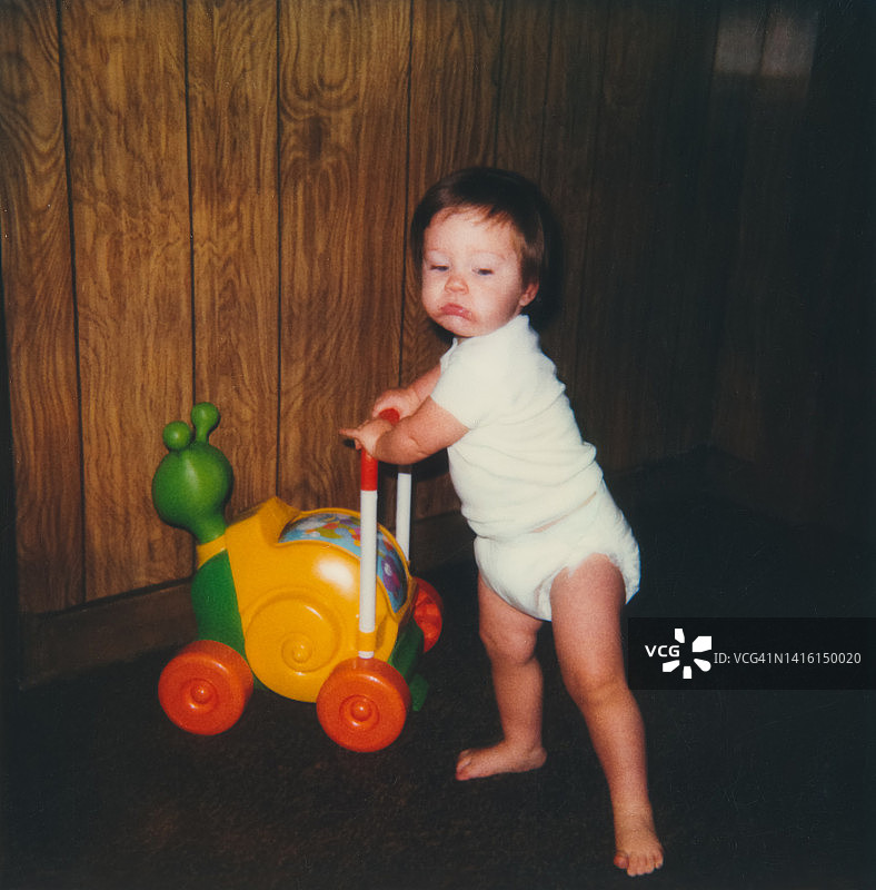 复古婴儿照：80年代儿童玩玩具的童年时光图片素材