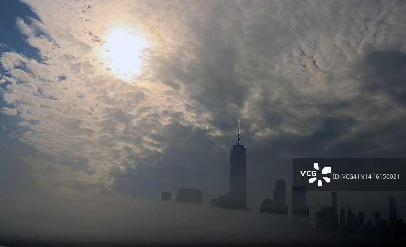 云雾背景下的曼哈顿下城天际线图片素材