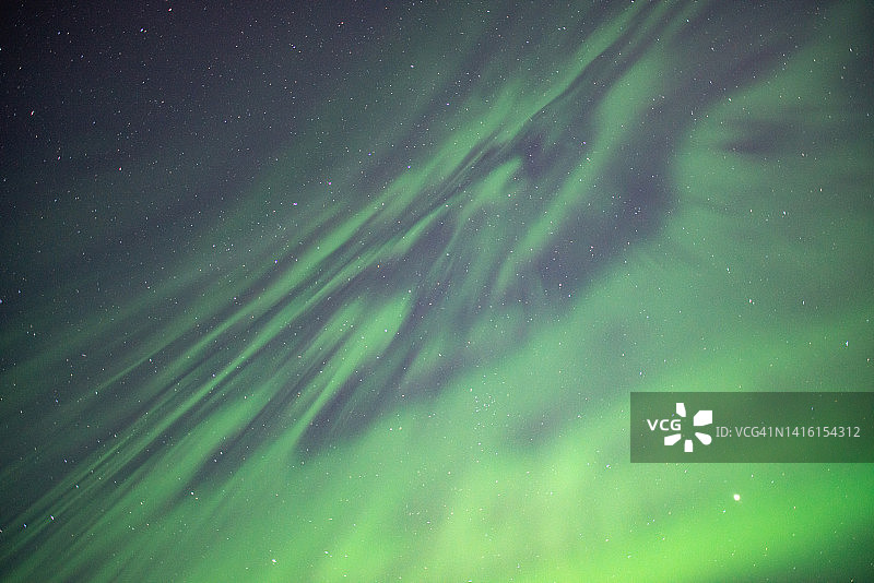 星空下美丽的北极光图片素材