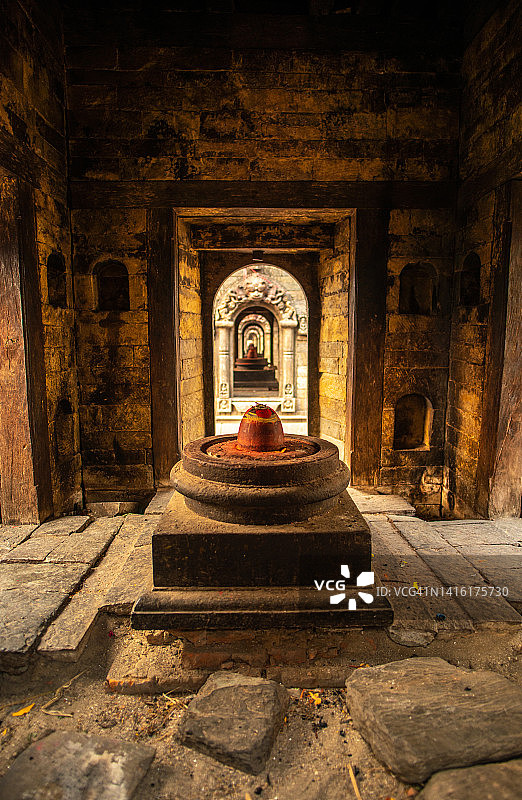 位于尼泊尔帕斯帕提纳神庙古老神殿中的湿婆林伽图片素材