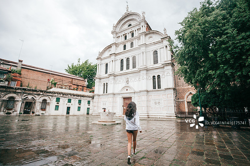 在意大利威尼斯广场漫步的女游客背影照片图片素材