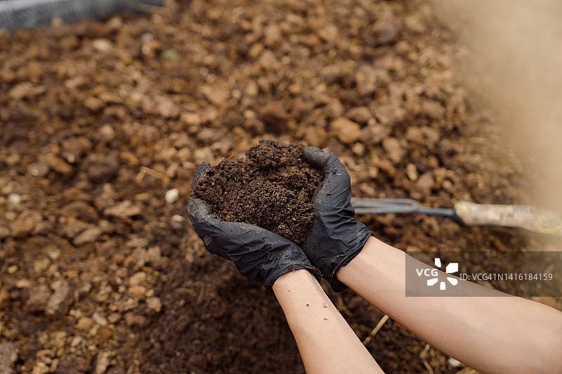亚洲女人在家愉快地从事园艺工作图片素材