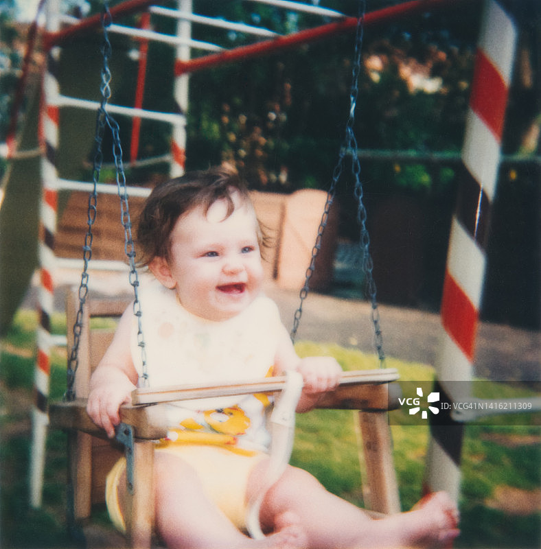 复古风格的婴儿微笑照片，70、80年代家庭照图片素材