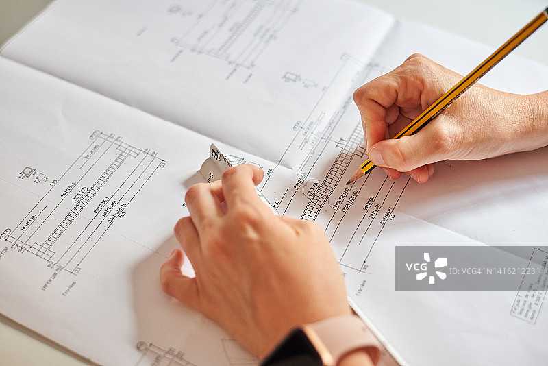女建筑师手绘蓝图特写图片素材