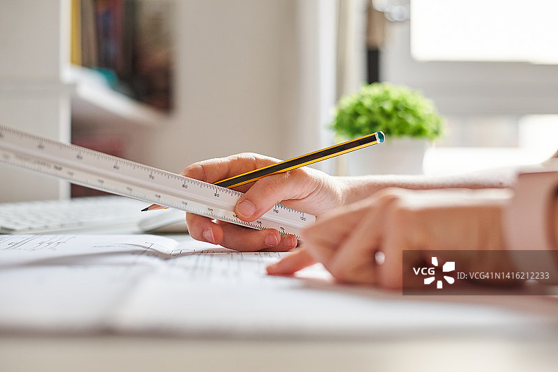 女建筑师手绘蓝图特写图片素材