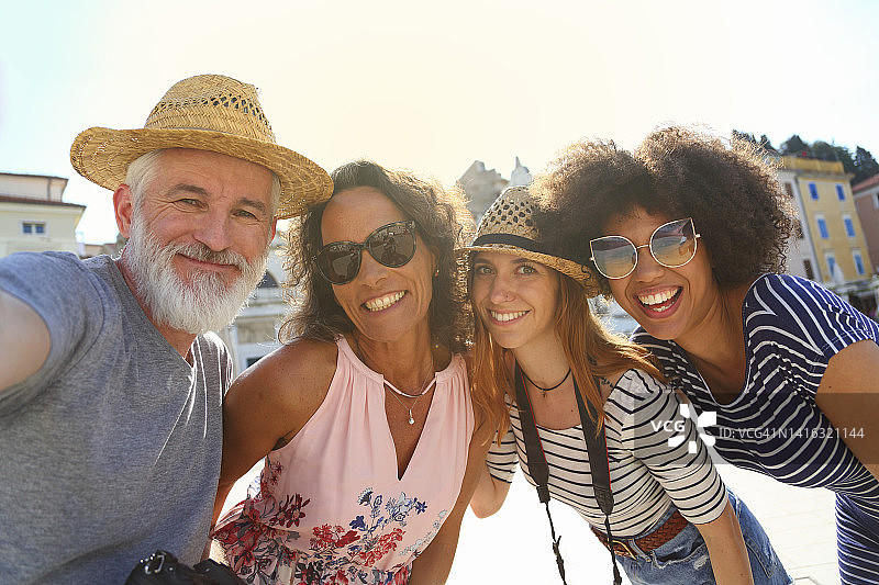 混血游客在城镇广场自拍图片素材