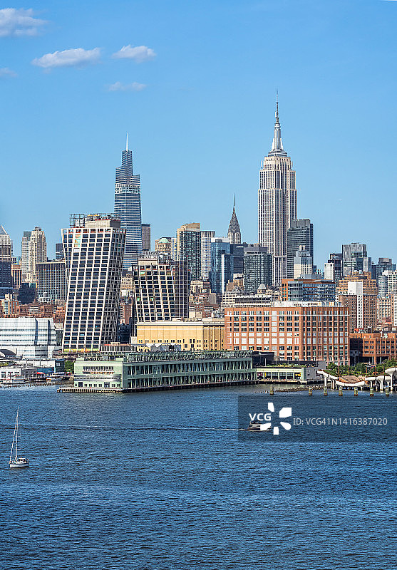 从霍博肯看阳光明媚的曼哈顿中城图片素材