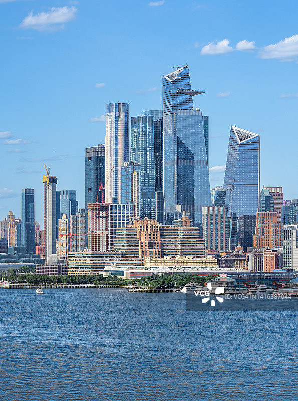 从霍博肯欣赏阳光下的哈德逊城市广场，新泽西州图片素材