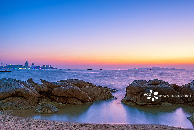 海边沙滩的傍晚景色图片素材
