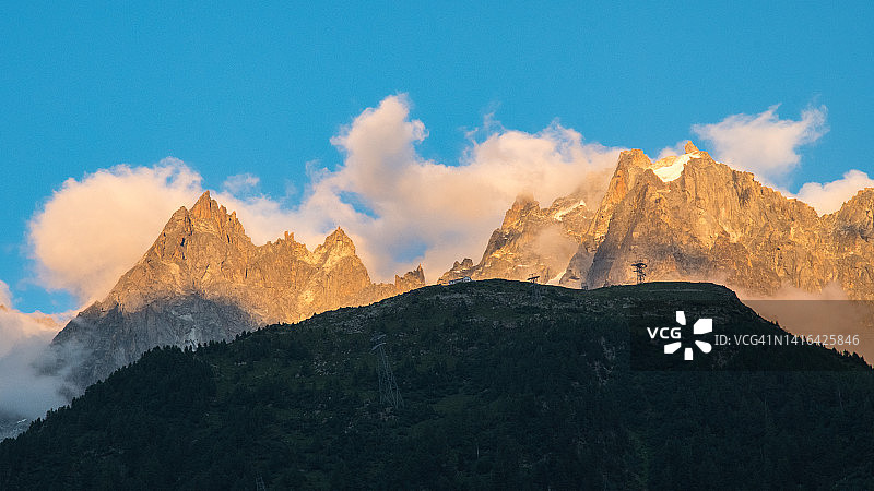 霞慕尼日落时分的山脉，勃朗峰尽收眼底图片素材