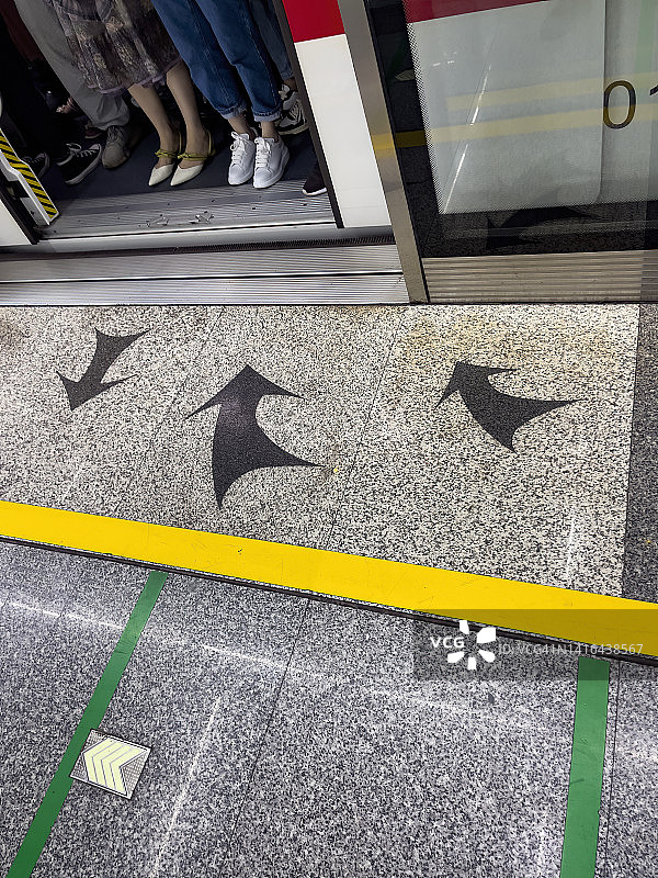 拥挤的地铁车厢图片素材