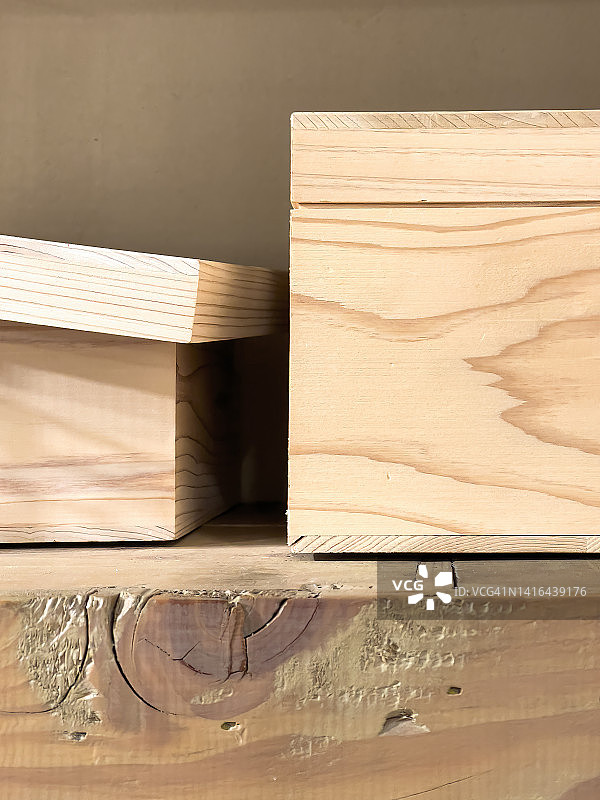 木制架子上的木制柜子图片素材