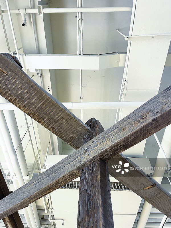 仓库中的木制货架图片素材