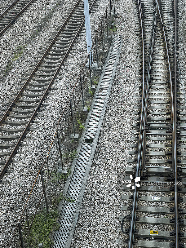 阴天地铁里的铁轨图片素材