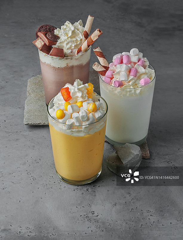 带配料奶油的多种奶昔图片素材