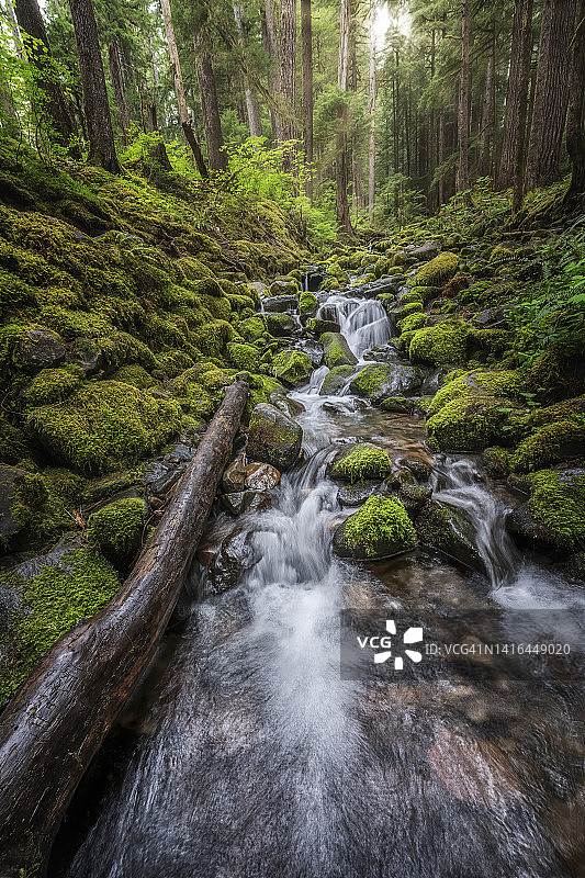 在前往索尔杜克瀑布的路上图片素材