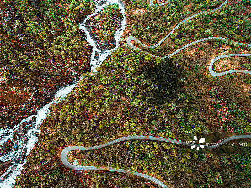 挪威西部弯曲山路的航拍图片素材