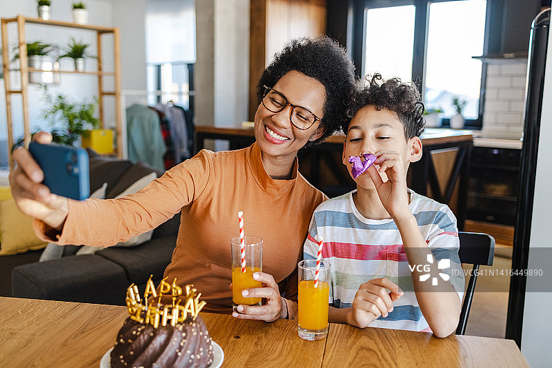 母子在家庆祝生日并自拍图片素材