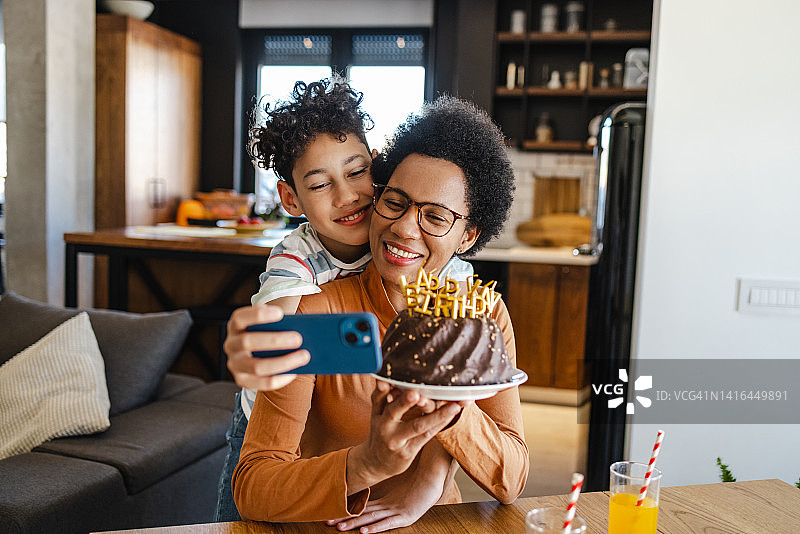 母子在家庆祝生日并自拍图片素材