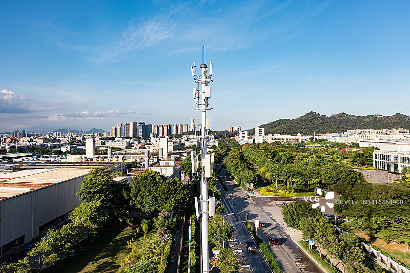 蓝天下5G信号塔图片素材