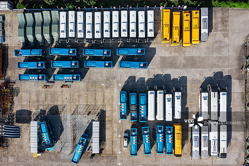电动巴士停车场内的车辆俯视图图片素材