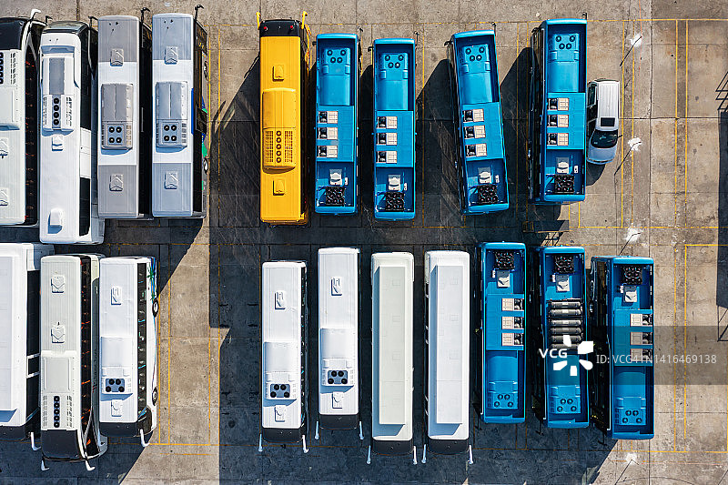 电动巴士停车场内的车辆俯视图图片素材