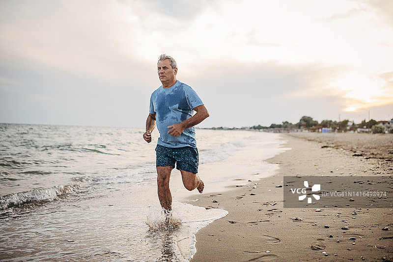 在海边慢跑的老人图片素材