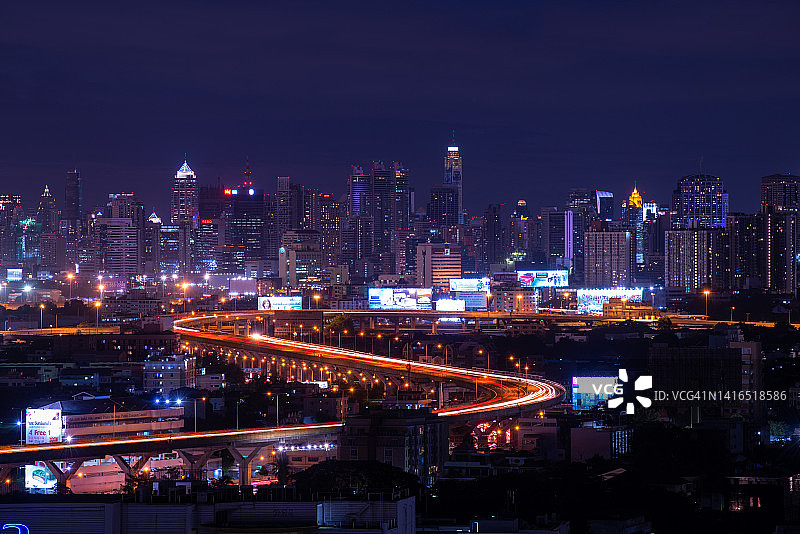 泰国曼谷市中心商业区高峰时段的交通图片素材