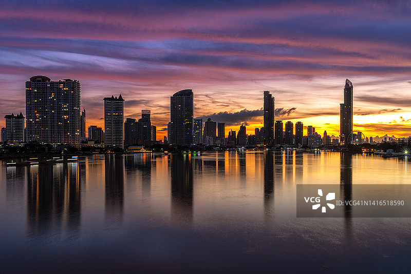 曼谷城市景观：昭披耶河商业区暮色图片素材