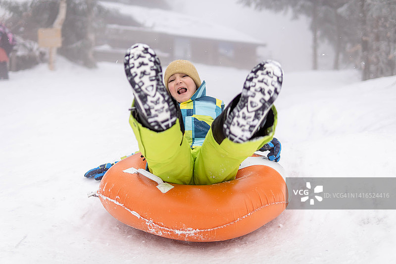 在雪地上滑雪圈图片素材