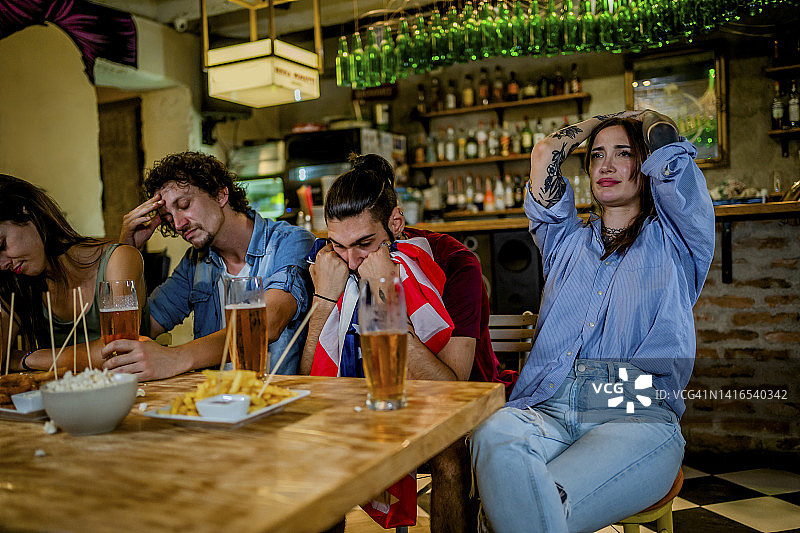 一群年轻体育迷对输掉比赛感到失望图片素材