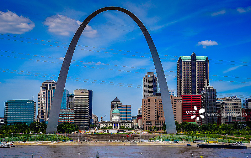 圣路易斯拱门，圣路易斯城市天际线，密苏里州图片素材