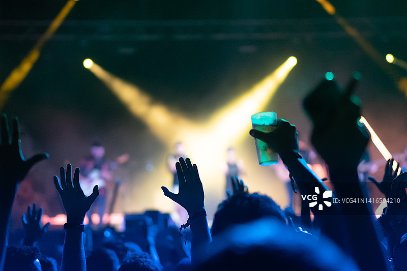 人们在音乐会上举起双手图片素材