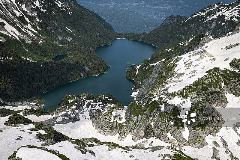 不列颠哥伦比亚省壮丽高山湖泊鸟瞰图片素材