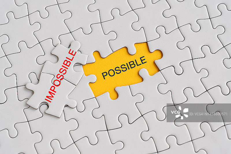 拼图上的“不可能”与“可能”文字图片素材