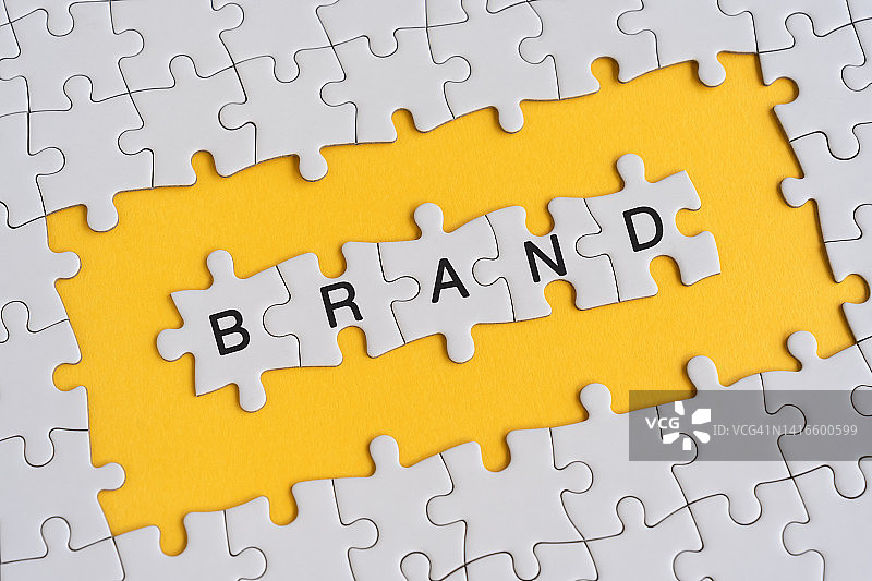 拼图上的品牌文字图片素材