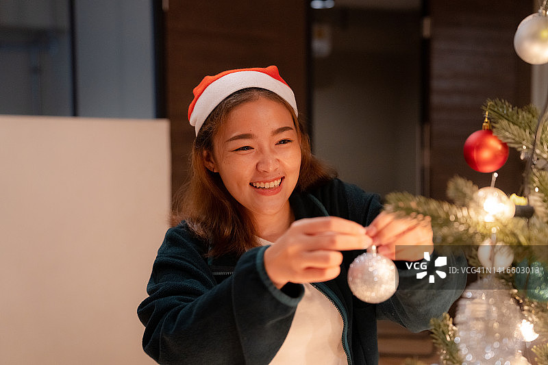 一群亚洲朋友在圣诞节一起玩耍图片素材