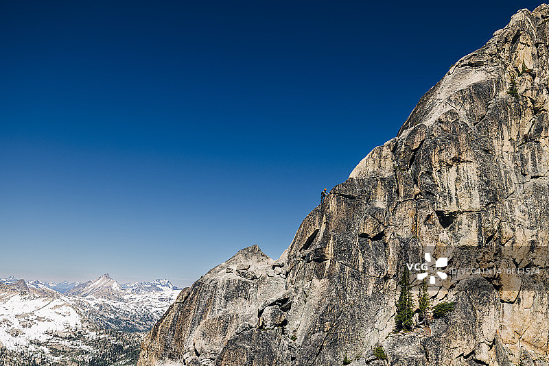 攀岩者攀登喀斯喀特山脉的壮丽山脊图片素材