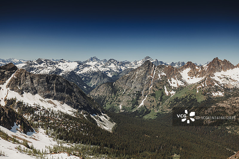 戏剧性的喀斯喀特山脉耸立在深谷之上图片素材