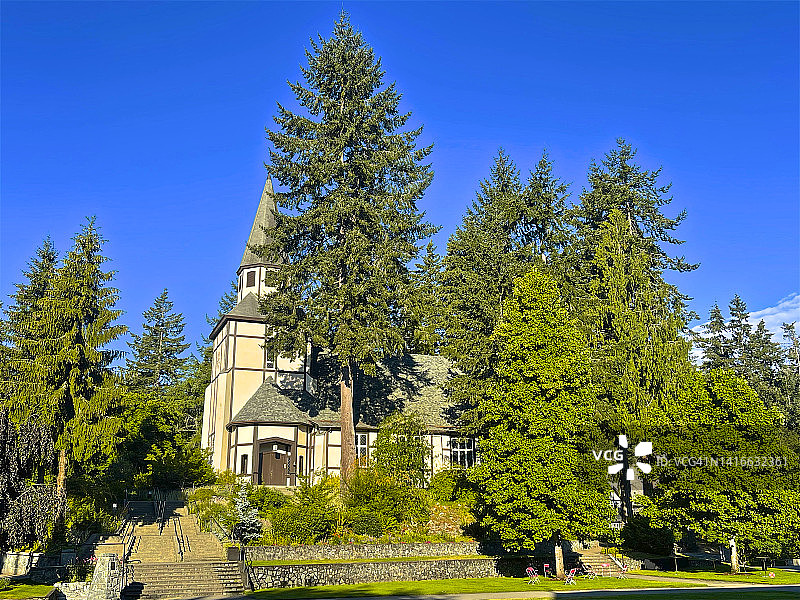 常青树环绕的建筑（肖尼根湖）图片素材
