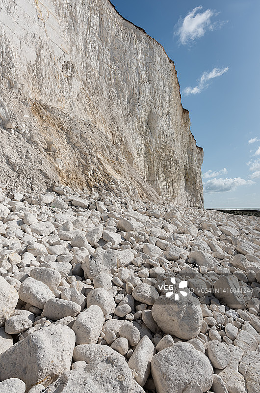 英国东萨塞克斯比奇角附近的落石碎片图片素材