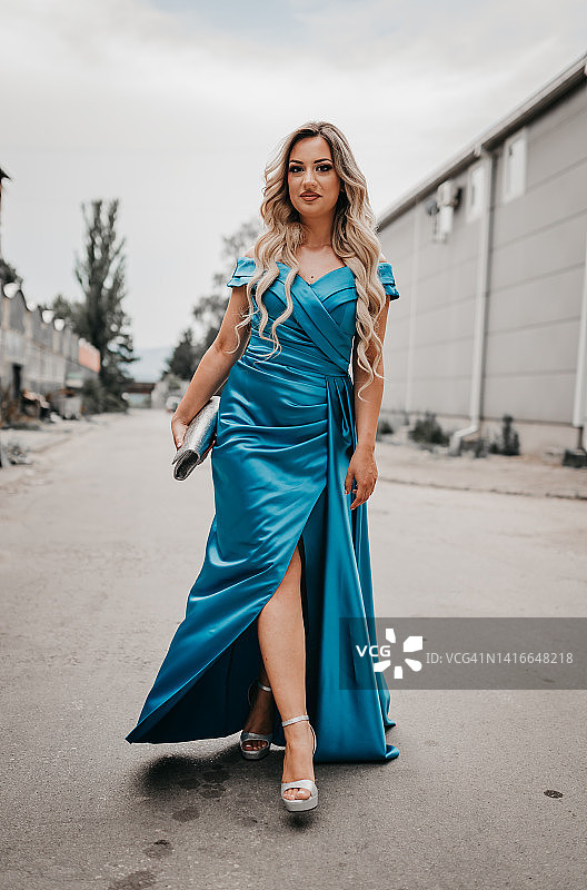 高中毕业生手捧鲜花图片素材