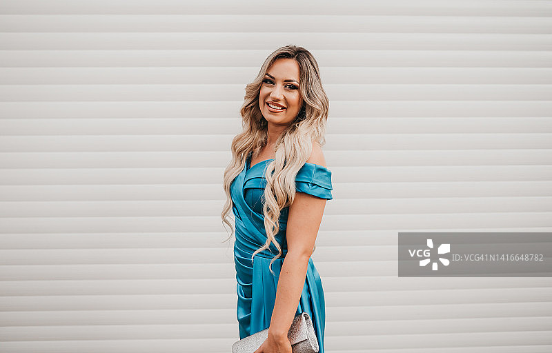 美丽的白人金发女子横版照片图片素材