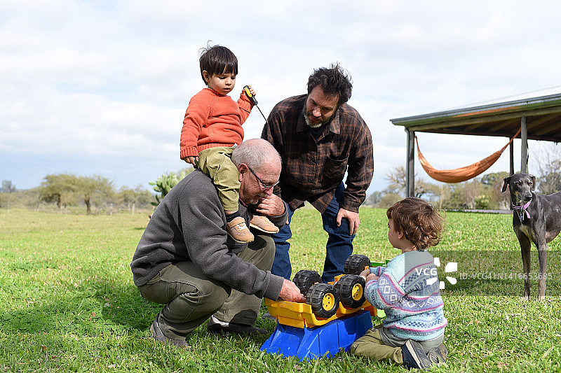 三代人在户外玩耍图片素材