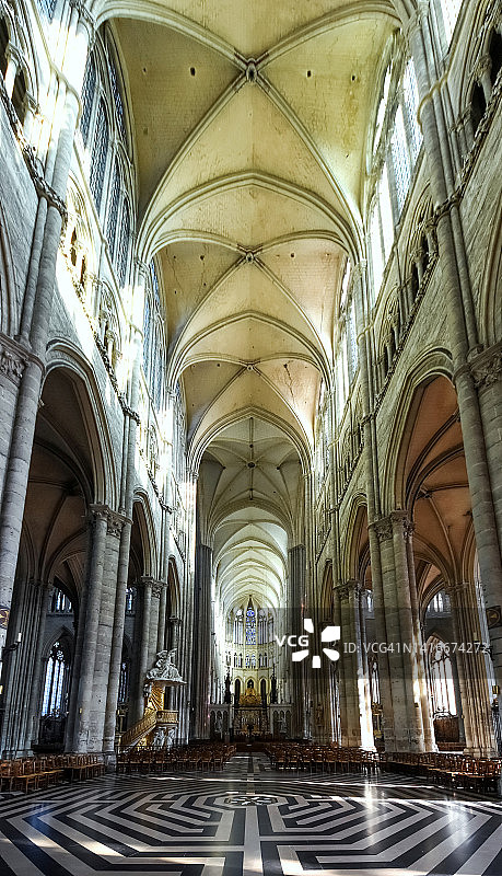 法国皮卡第亚眠大教堂的大理石迷宫和天花板图片素材