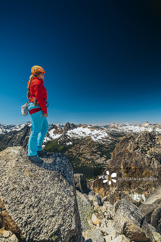 女子站在山顶上眺望壮丽的喀斯喀特山脉图片素材