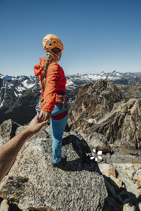 POV照片：在山顶牵着女人的手图片素材