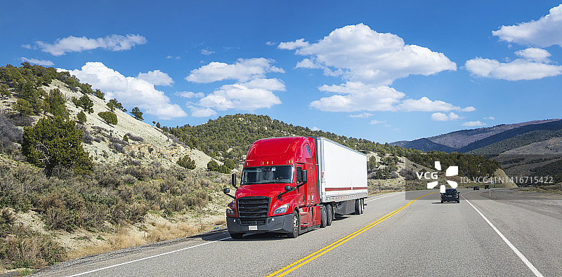 在美国运输商业货物的冷藏白色半挂车图片素材